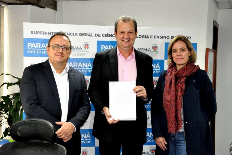 Pessoas posando para foto