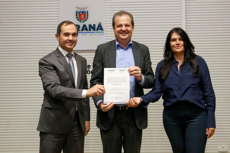 Autoridades posando para foto