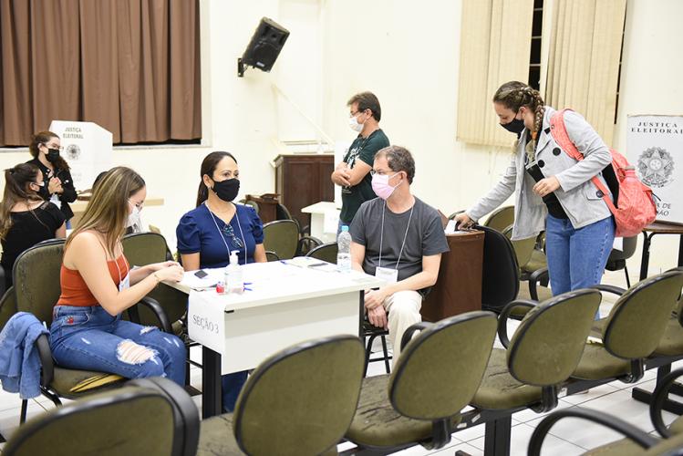 Alunos em sala de votação