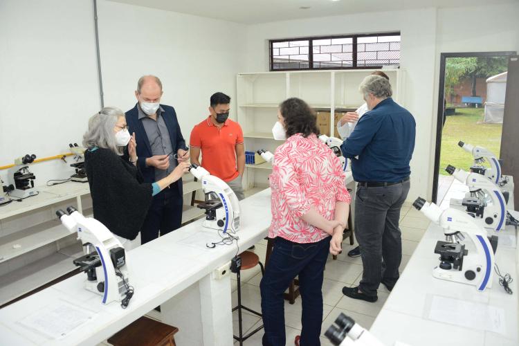 Pessoas em laboratório