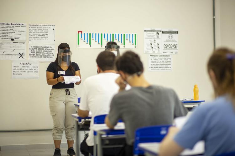 Alunos em sala de aula fazendo prova de vestibular