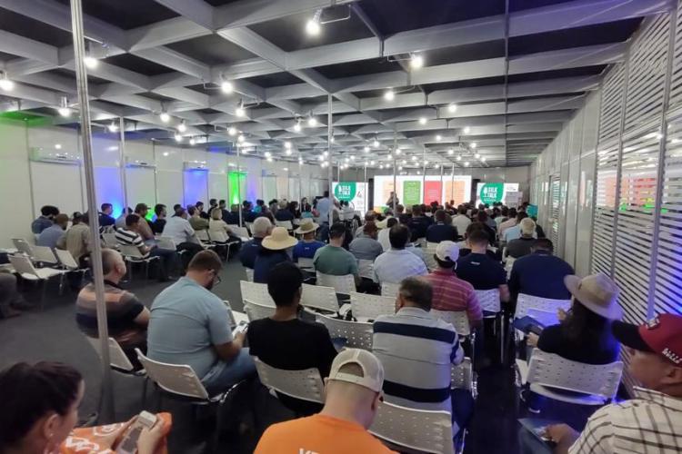 IDR-Paraná reúne produtores da seda e discute deriva de agrotóxicos em Londrina