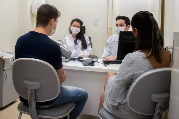 Alunos da Unioeste atendendo paciente