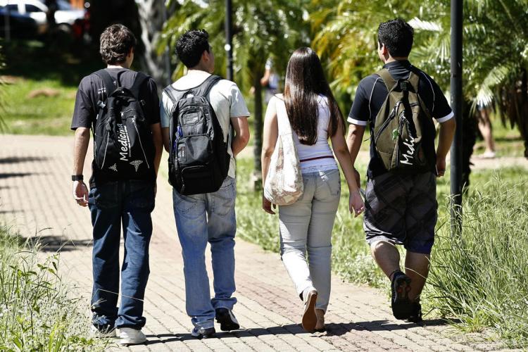 Estudantes caminhando em campus