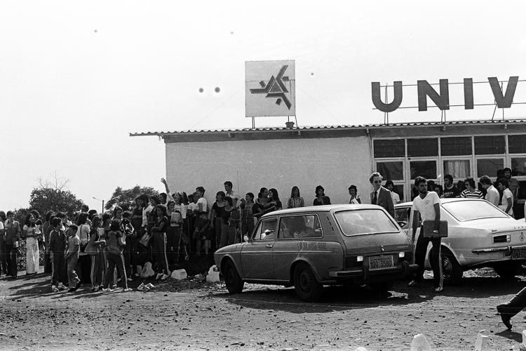 foto antiga do prédio da UEM