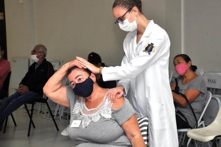 Pessoa sendo atendida por Fisioterapeuta