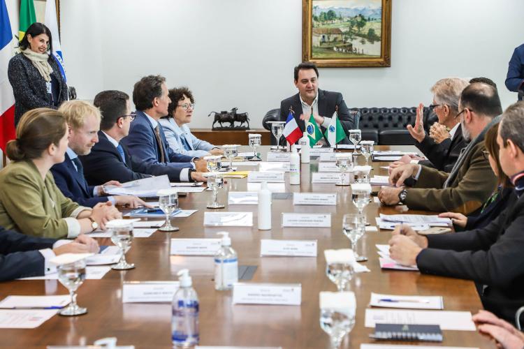Governador em reunião