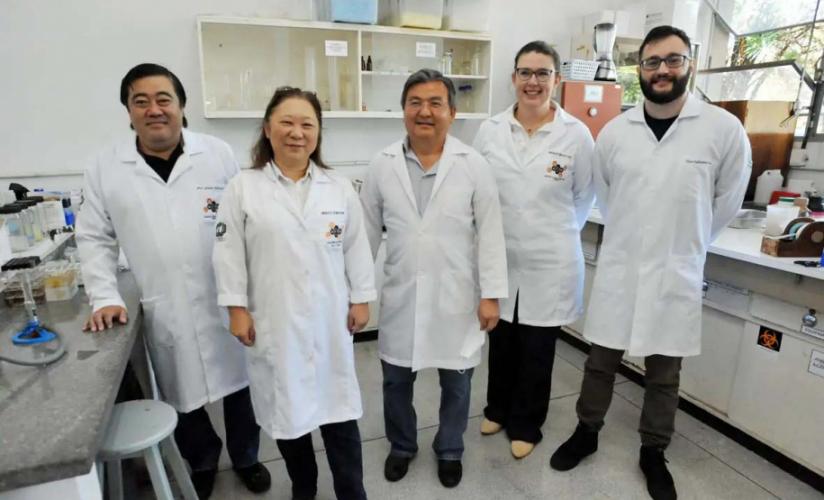 Pesquisadores em laboratório