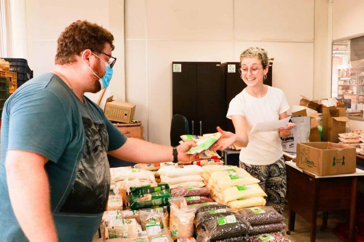 Pessoa entregando alimento