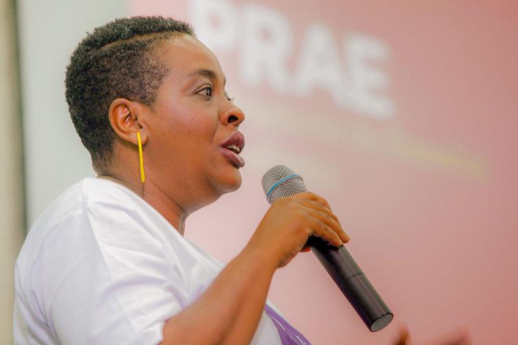 Mulher falando perto do microfone