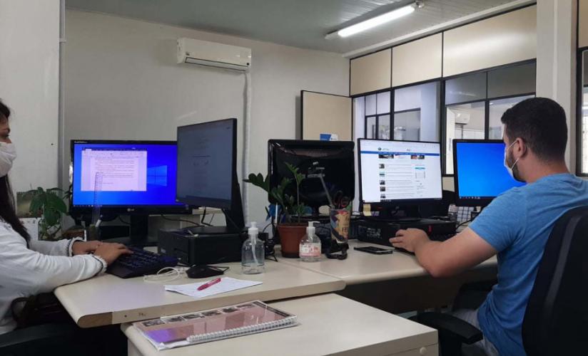 Pessoas trabalhando em computador