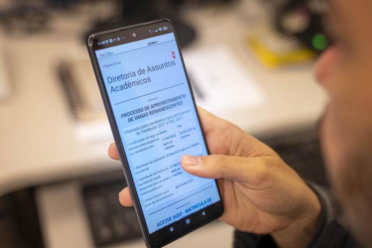 aluno segurando celular