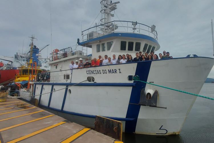 Alunos e professores da Unioeste embarcam para atividades no mar no porto de Paranaguá