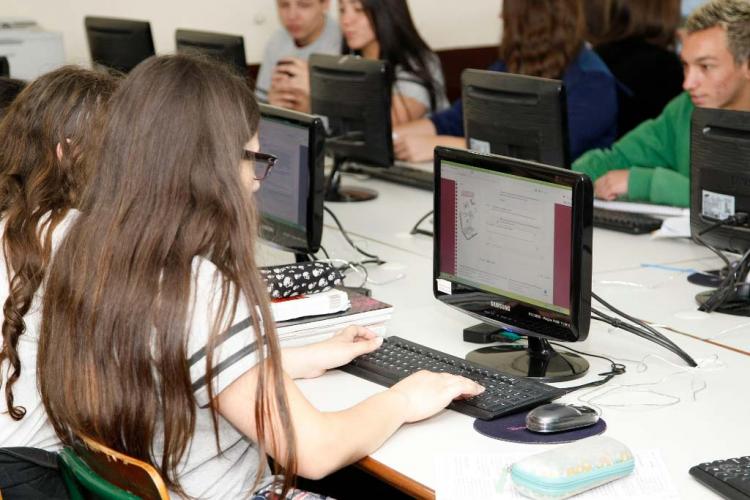 Primeira fase do Enem acontece neste domingo e mobiliza 145 mil estudantes do Paraná