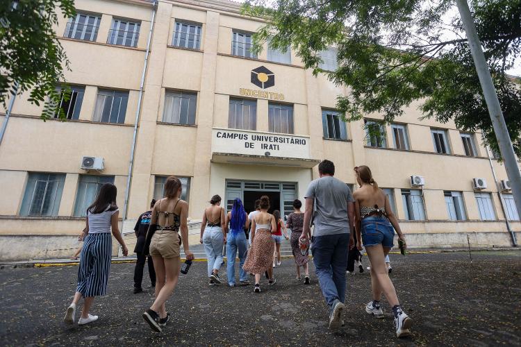 Unicentro abre concurso público para contratação de agentes; salários vão até R$ 5.400,29