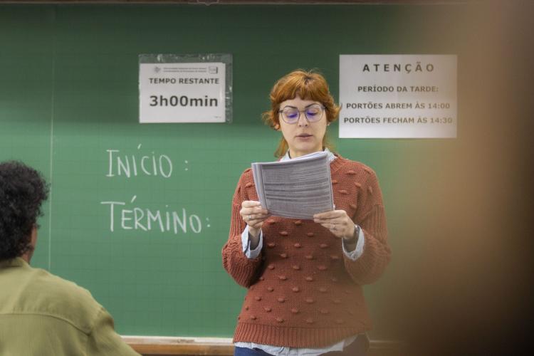 UEPG reuniu 6,9 mil pessoas em quatro cidades do Paraná neste vestibular A prova foi realizada em 23 locais de quatro cidades (Ponta Grossa, Curitiba, Maringá e Cascavel) envolvendo quase mil servidores da UEPG. O resultado será divulgado até 22 de dezembro.  Publicação 27/11/2023 - 14:30 Editoria Ensino Superior      Compartilhe:     FacebookTwitter     LinkedIn   Confira o áudio desta notícia      -     UEPG reuniu 6,9 mil pessoas em quatro cidades do Paraná neste vestibular     Foto: Aline Jasper/UEPG