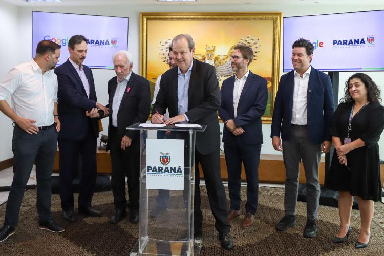 Paraná firma parceria com Google para qualificar alunos de escolas profissionalizantes