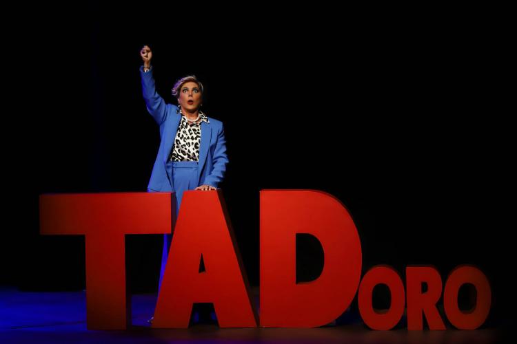 Heloísa Périssé apresenta a peça "A Iluminada" na abertura do 52º Fenata, da UEPG