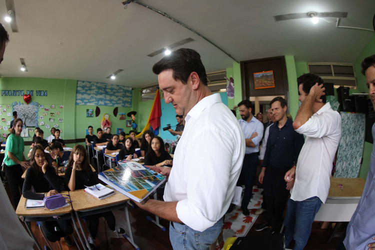 Paraná lança pacote pioneiro de serviços digitais com IA em parceria com o Google