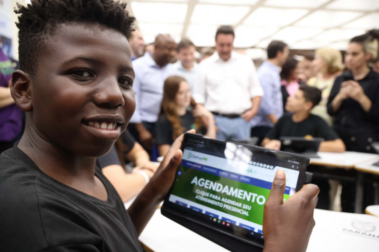 Paraná lança pacote pioneiro de serviços digitais com IA em parceria com o Google