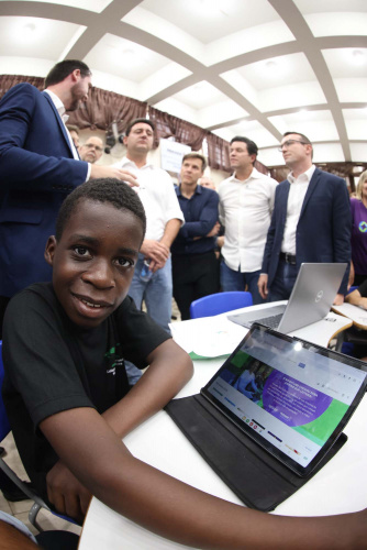 Paraná lança pacote pioneiro de serviços digitais com IA em parceria com o Google