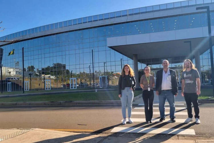 Cientistas da Unicentro testam pesquisas no maior acelerador de partículas do Hemisfério Sul