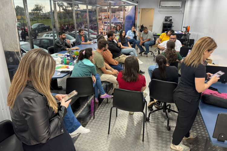 Carreta da Inovação participa de eventos de tecnologia em Jacarezinho e Pato Branco