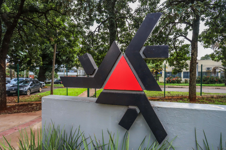 UEM abre teste seletivo com 10 vagas e salários de até R$ 7,6 mil para servidores temporários