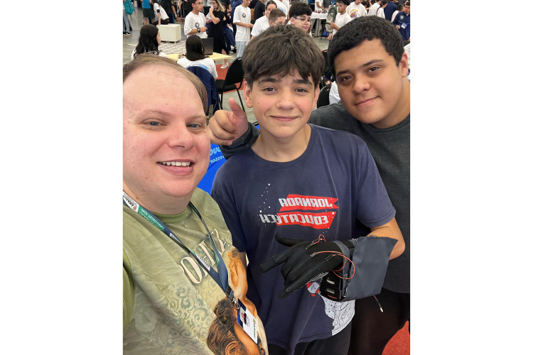 Aluno de colégio estadual cria luvas inteligentes que impactam a reabilitação e comunicação