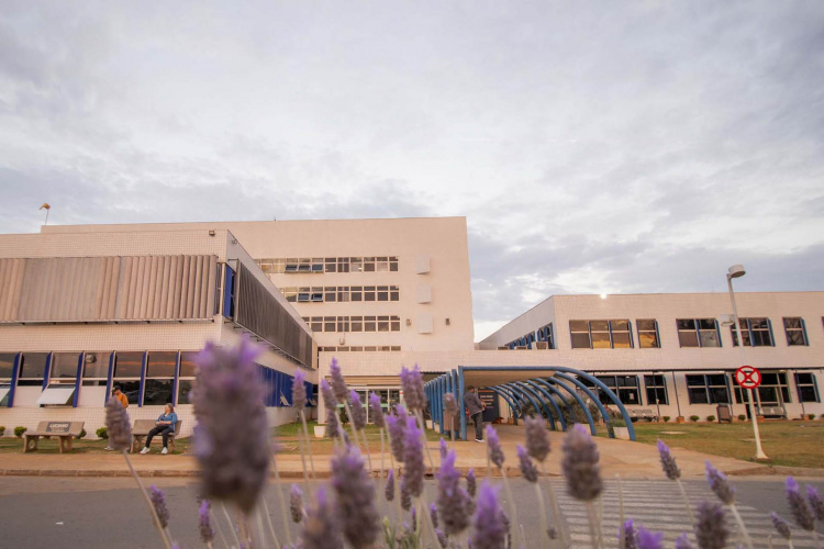 Governador sanciona lei que atualiza modelo de gestão dos hospitais universitários