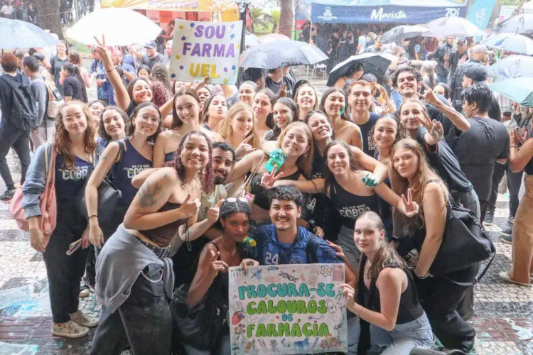 Aprovados na UEL: Vestibafest 2026 registra alegria, chuva intensa, tinta e entusiasmo