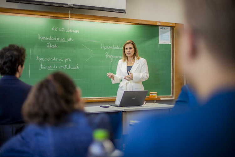 UEM publica edital de concurso com 73 vagas para professores efetivos