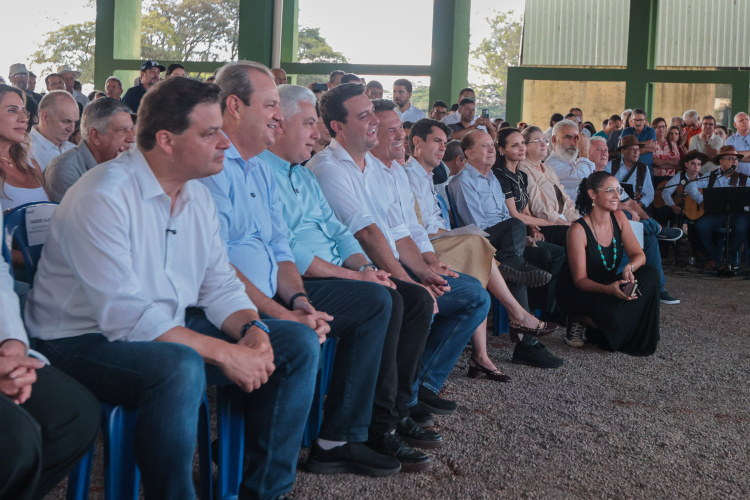 Campo Mourão: Estado entrega kits educacionais para escolas e cidade ganhará novo colégio