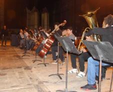 alunos do projeto manejam os instrumentos musicais