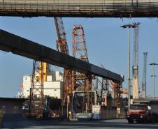 pró reitores se reúnem no porto de paranaguá