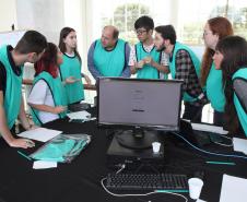No desafio, os participantes foram divididos em 15 equipes, formadas pelos estudantes da rede estadual, professores da rede pública (municipal e estadual), alunos de graduação e pós-graduação da Universidade Federal do Paraná 