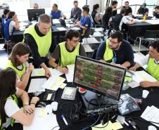 No desafio, os participantes foram divididos em 15 equipes, formadas pelos estudantes da rede estadual, professores da rede pública (municipal e estadual), alunos de graduação e pós-graduação da Universidade Federal do Paraná 