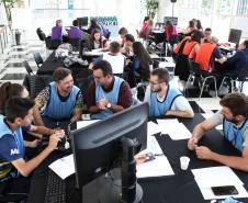 No desafio, os participantes foram divididos em 15 equipes, formadas pelos estudantes da rede estadual, professores da rede pública (municipal e estadual), alunos de graduação e pós-graduação da Universidade Federal do Paraná 
