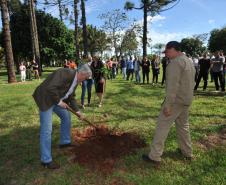 UEL comemora aniversário com plantio da 51ª peroba rosa e homenagem a professor