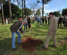 UEL comemora aniversário com plantio da 51ª peroba rosa e homenagem a professor