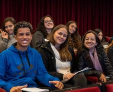 Aulão Paraná reúne dois mil estudantes no Teatro Guaíra para preparação do Enem 2022