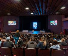 Aulão Paraná reúne dois mil estudantes no Teatro Guaíra para preparação do Enem 2022