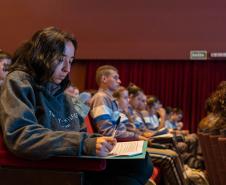 Aulão Paraná reúne dois mil estudantes no Teatro Guaíra para preparação do Enem 2022