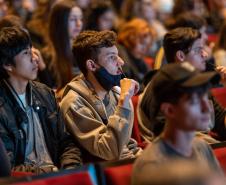 Aulão Paraná reúne dois mil estudantes no Teatro Guaíra para preparação do Enem 2022