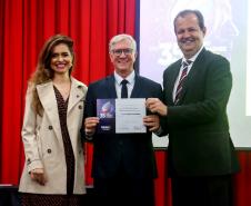 Professor Jesui Vergílio Visentainer, da UEM, vencedor da premiação da área Ciências Exatas e da Terra, na categoria Pesquisador - Extencionista