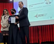 Professora Linnyer Beatrys Ruiz Aylon, da UEM, vencedora da premiação da área Ciências Exatas e da Terra, na categoria Pesquisadora - Extencionista