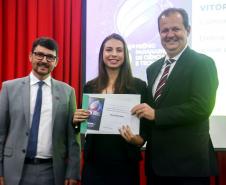 Vitória Maciel Delai, da Unioeste, vencedora da premiação na área Ciências da Saúde, na categoria Estudante de Graduação
