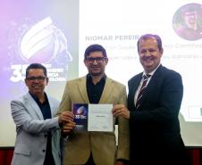Niomar Pereira, do Jornal de Beltrão, vencedor da premiação na área Ciências da Saúde, na categoria Jornalista Científico