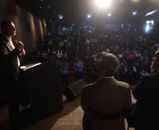 Ratinho Junior anuncia novos cursos e entrega ônibus para as universidades estaduais