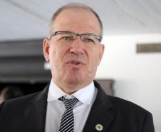 Ratinho Junior anuncia novos cursos e entrega ônibus para as universidades estaduais